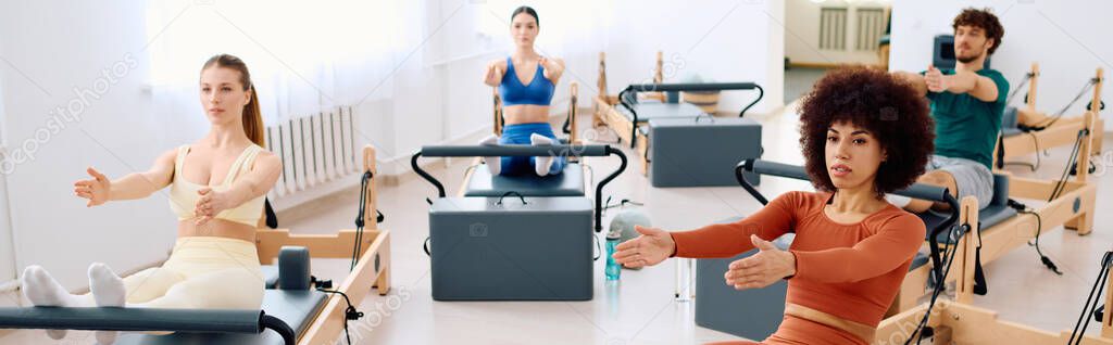 Paar in abgestimmten Outfits beim Engagement-Shooting