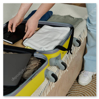 Packliste und Taschen vor der Abfahrt zur Hochzeit