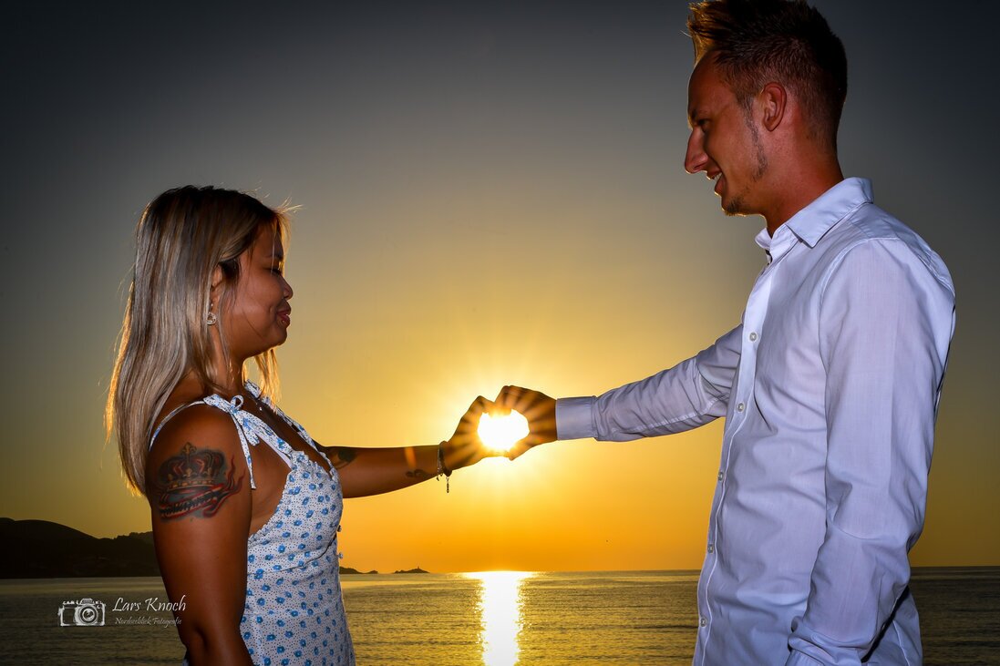 Paarshooting bei Sonnenuntergang an der Küste