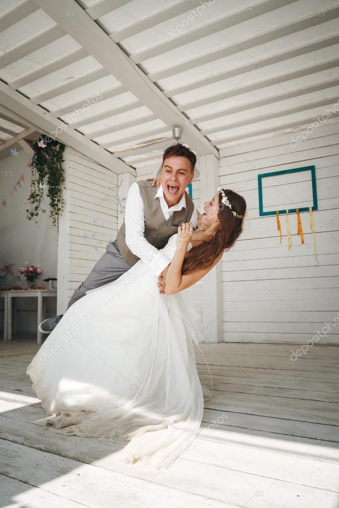 Brautpaar beim ersten Tanz, festliche Stimmung