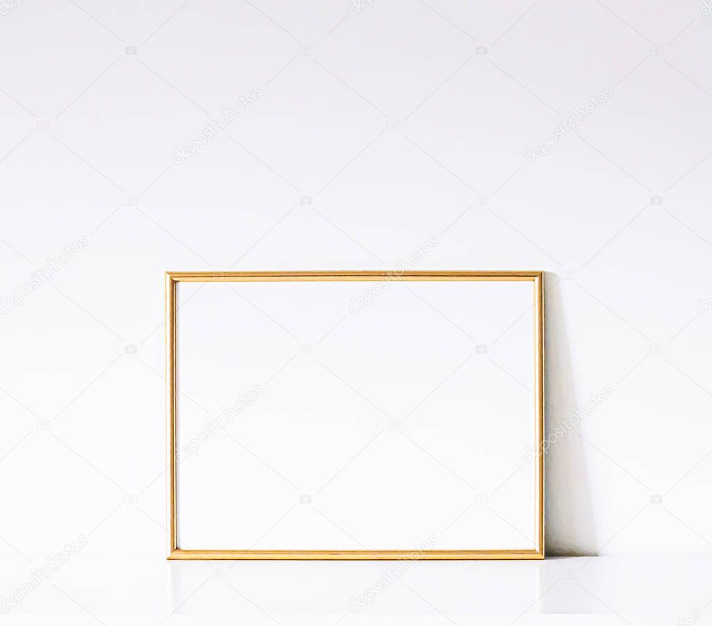 Paar betrachtet die Online-Galerie auf dem Laptop