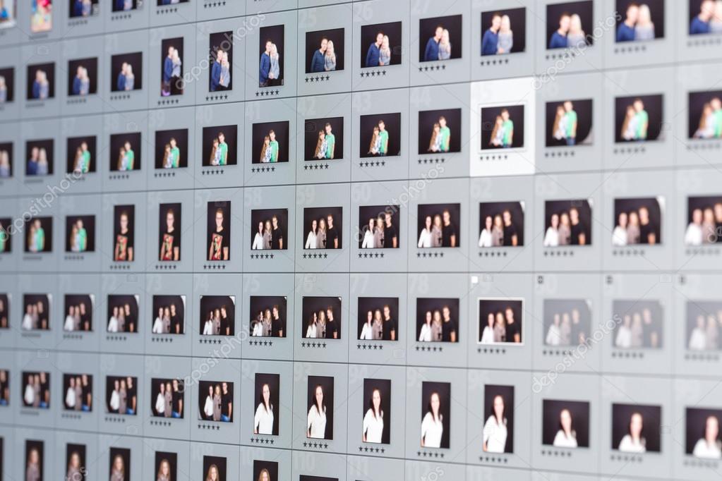 Fotograf bearbeitet Hochzeitsfotos am Rechner